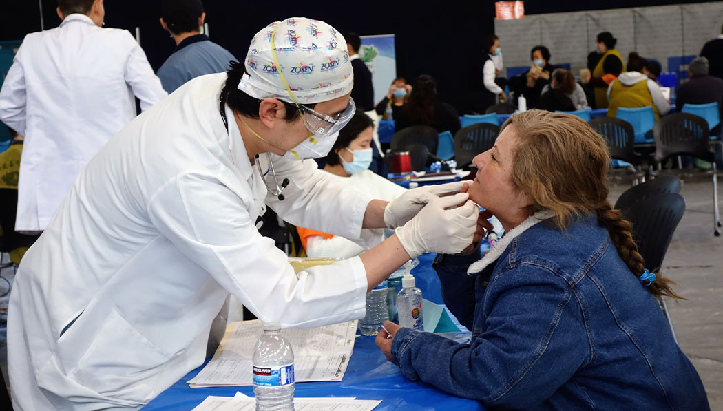 Tzu Chi volunteer doctor giving patient check up