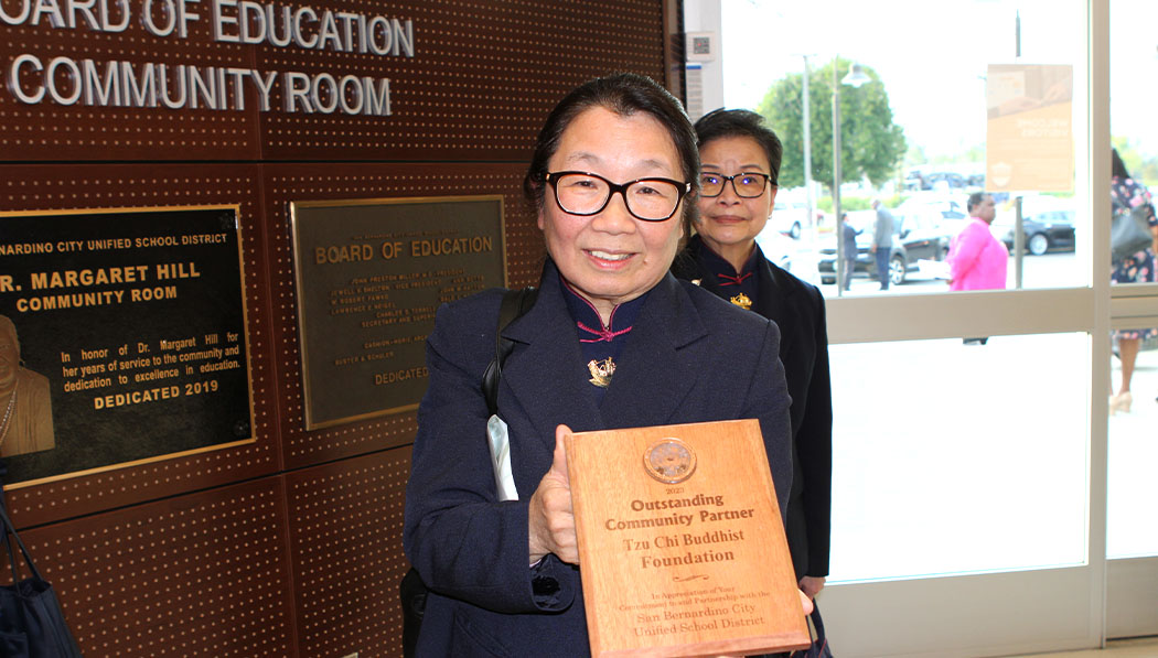 Tzu Chi USA Headquarters CEO Debra Boudreaux displays the plaque presented to Tzu Chi by the San Bernardino City Unified School District
