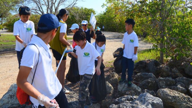Estudiantes de la Academia de Tzu Chi comprometidos con la limpieza de playas