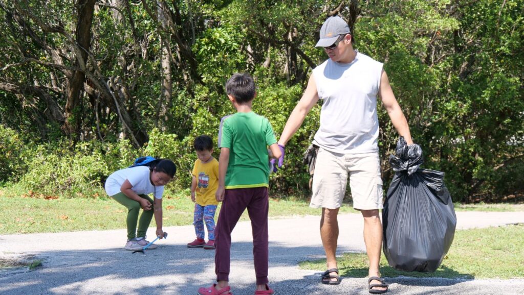 海灘、公園，處處可見家長帶著孩子撿拾垃圾的畫面。攝影／蔡長治