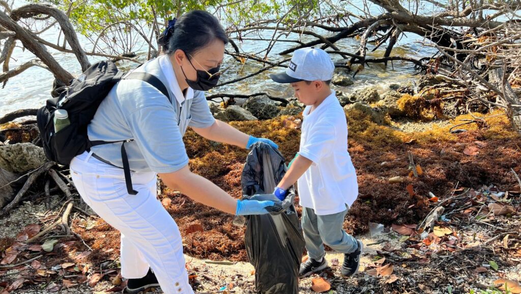 家長帶著小朋友一起撿垃圾，從小就教育他們愛護地球，疼惜海洋。攝影／蘇素珍