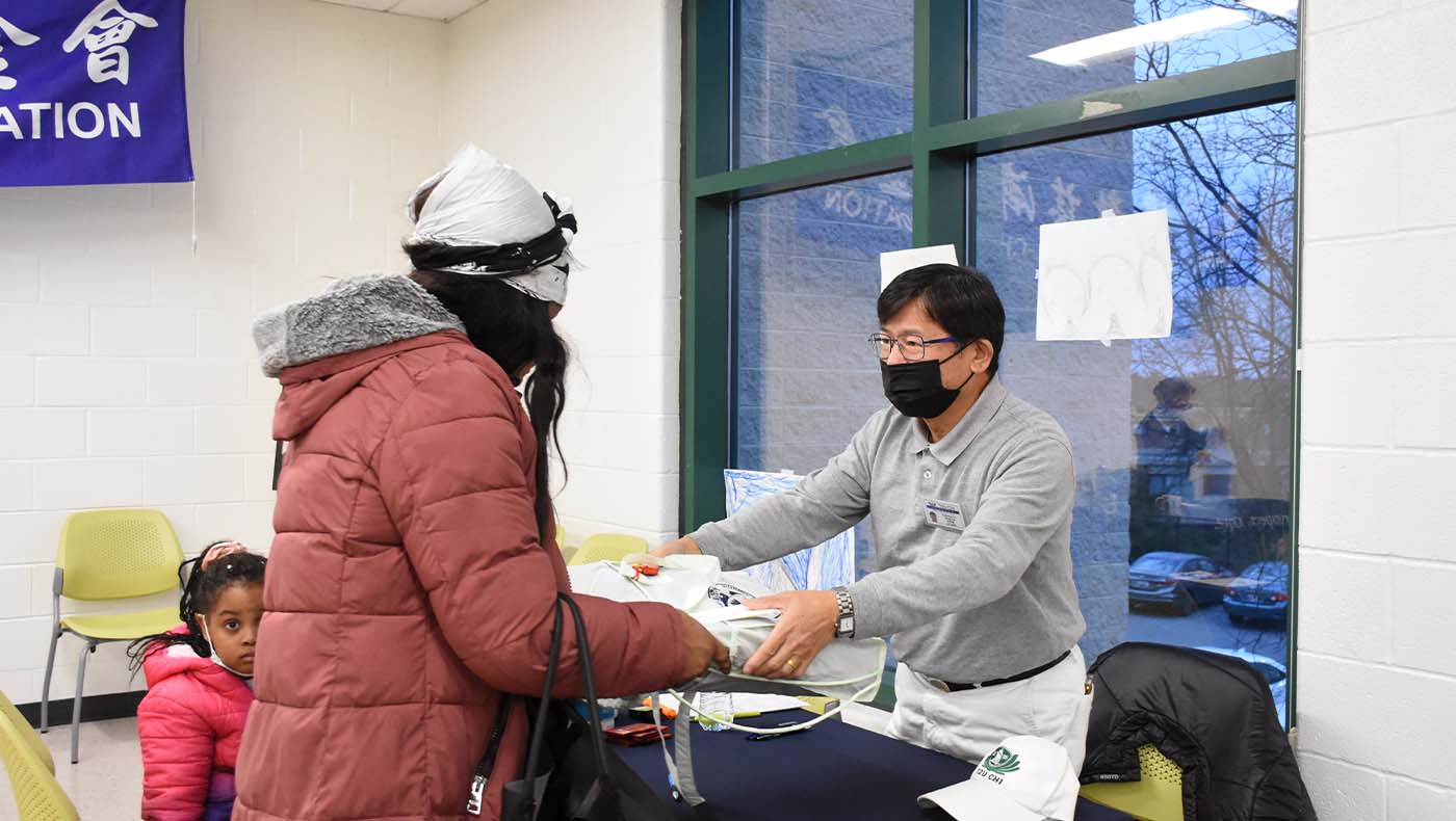 Voluntarios de Tzu Chi entregan mantas calientes a los sobrevivientes para ayudarles en el frío invierno. Foto/Wendy Tsai