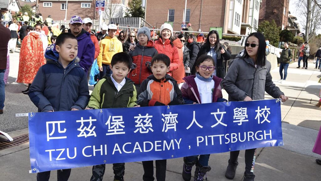 TzuChiUSA-academy-pittsburgh-_0002_人文學校小朋友參加美華協會新年遊行