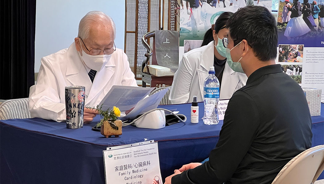Tzu Chi medical volunteer having consultation with the vistor