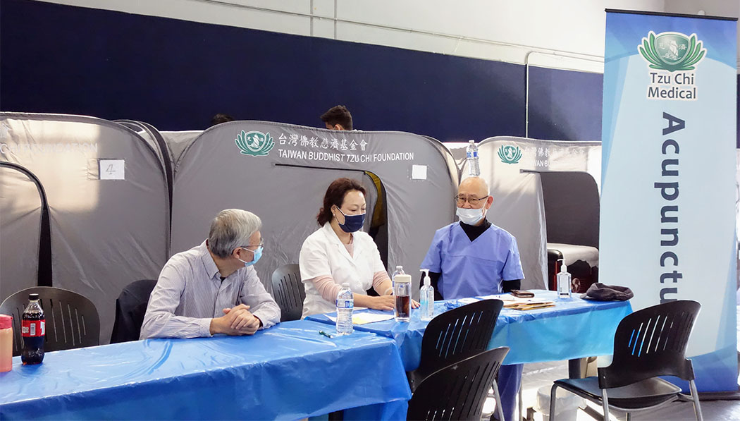 Médicos de medicina tradicional china trabajando juntos en la clínica gratuita. Foto/Henry Nhan