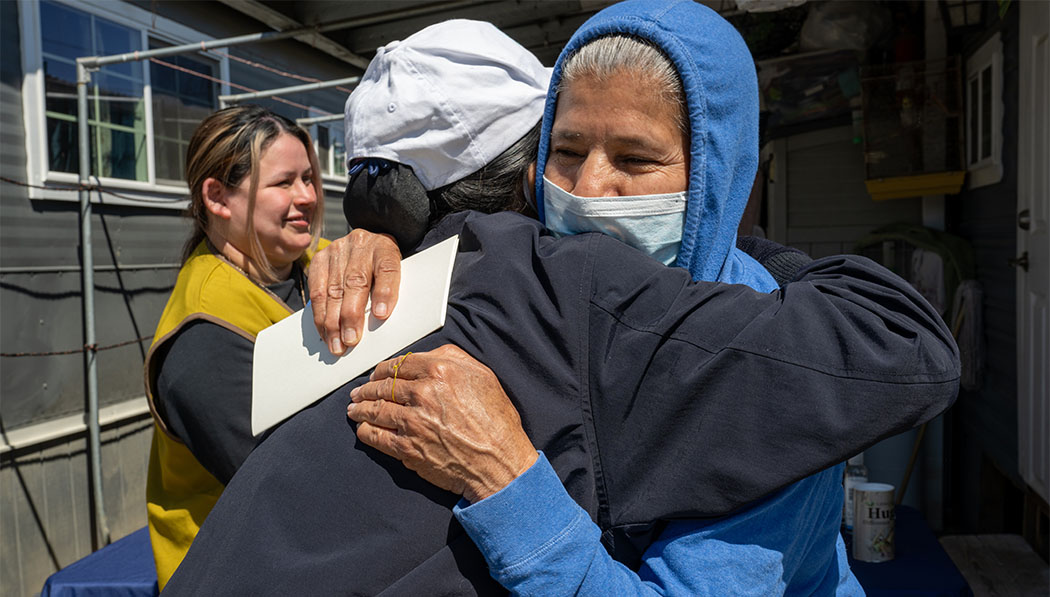 Voluntarios abrazan a sobrevivientes para consolar su dolor. Foto/Andy Chiang