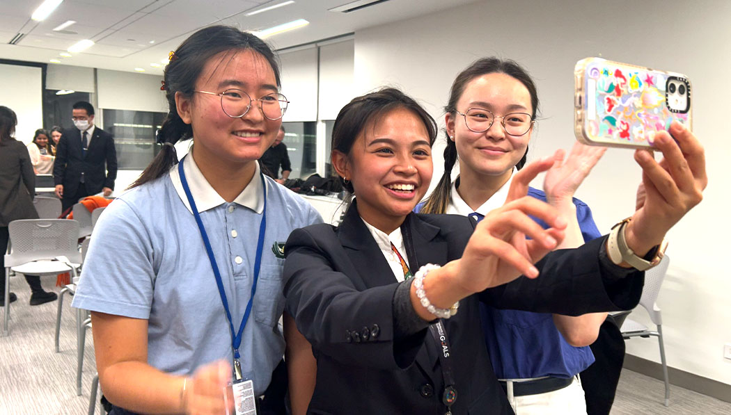 Miembros de Tzu Ching se toman ‘selfies’ para recordar su participación en la conferencia. Foto/Xin Xie