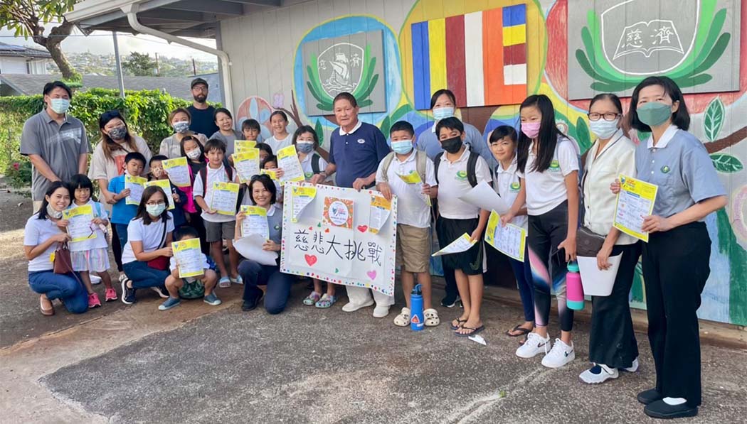 Fengliang Fan, Director Ejecutivo del Centro de Servicio de Tzu Chi en Hawaii, dirige a la academia en el reto de la bondad.  Foto/Fundación Educativa.