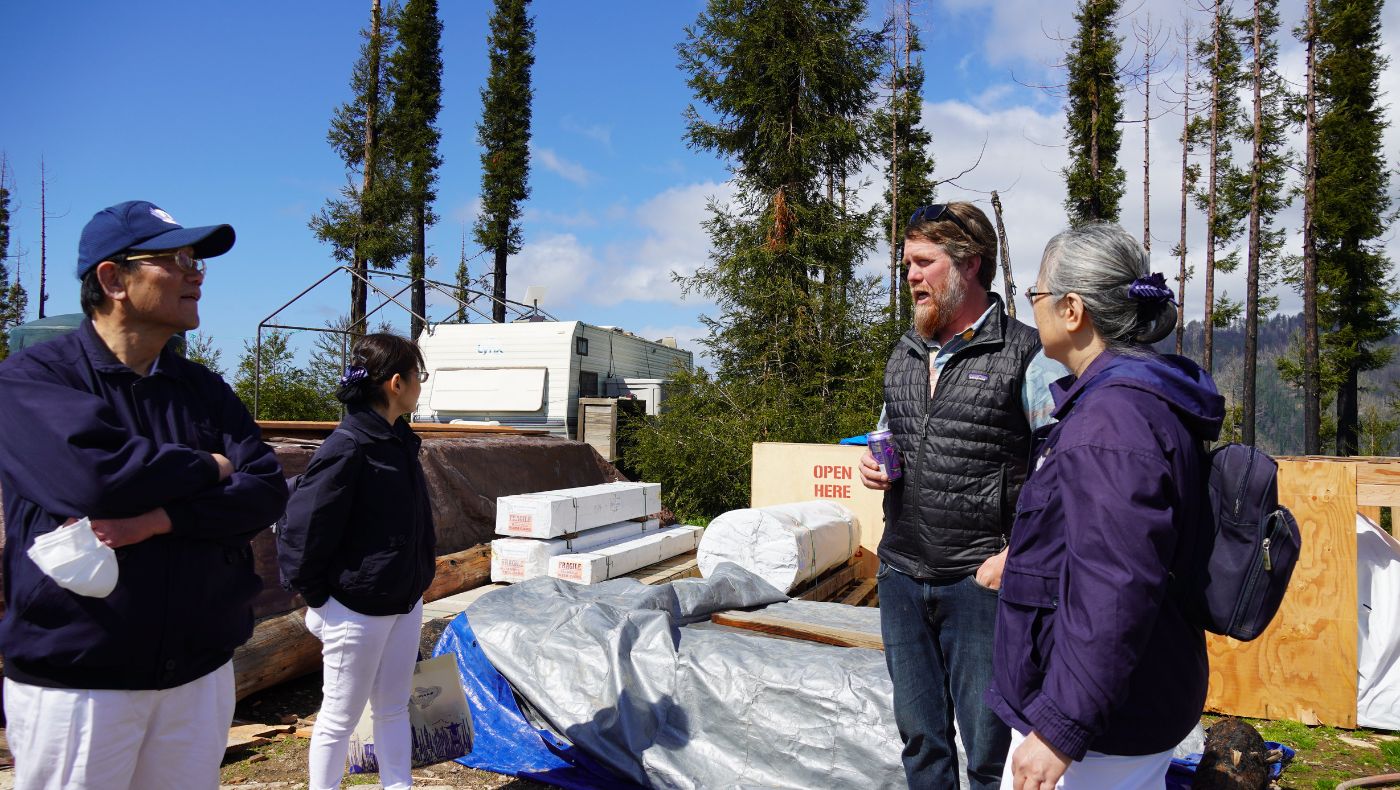 Materiales para las yurtas de los residentes  llegan para luego ser construidas. Foto/ Judy Liao