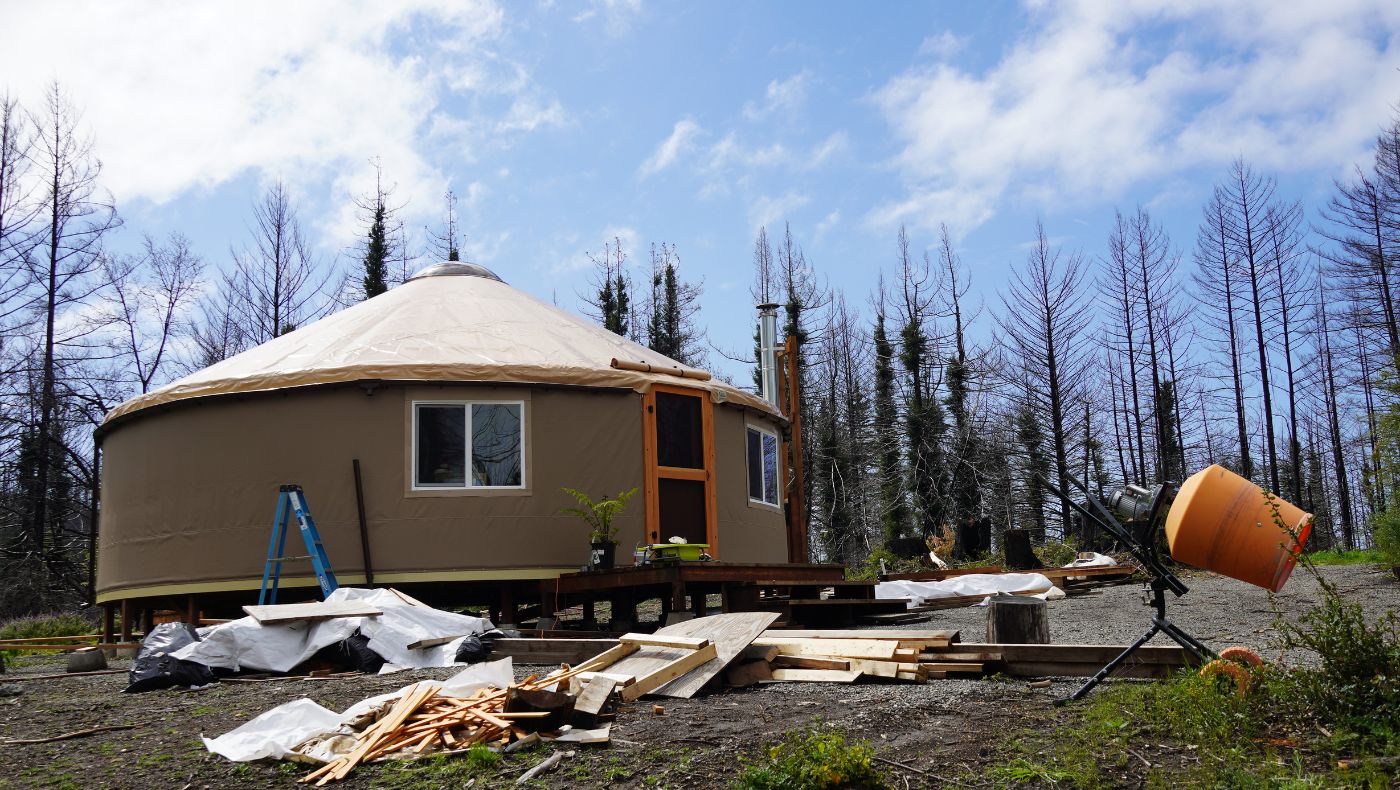 Yurtas casi listas para ser construidas, dando a residentes protección de el viento y la lluvia. Foto/ Judy Liao