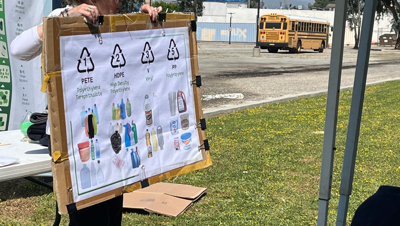 志工製作簡單易懂的海報，說明各種塑膠容器的材質，以及回收對於環境保護的重要性。攝影／匡世音