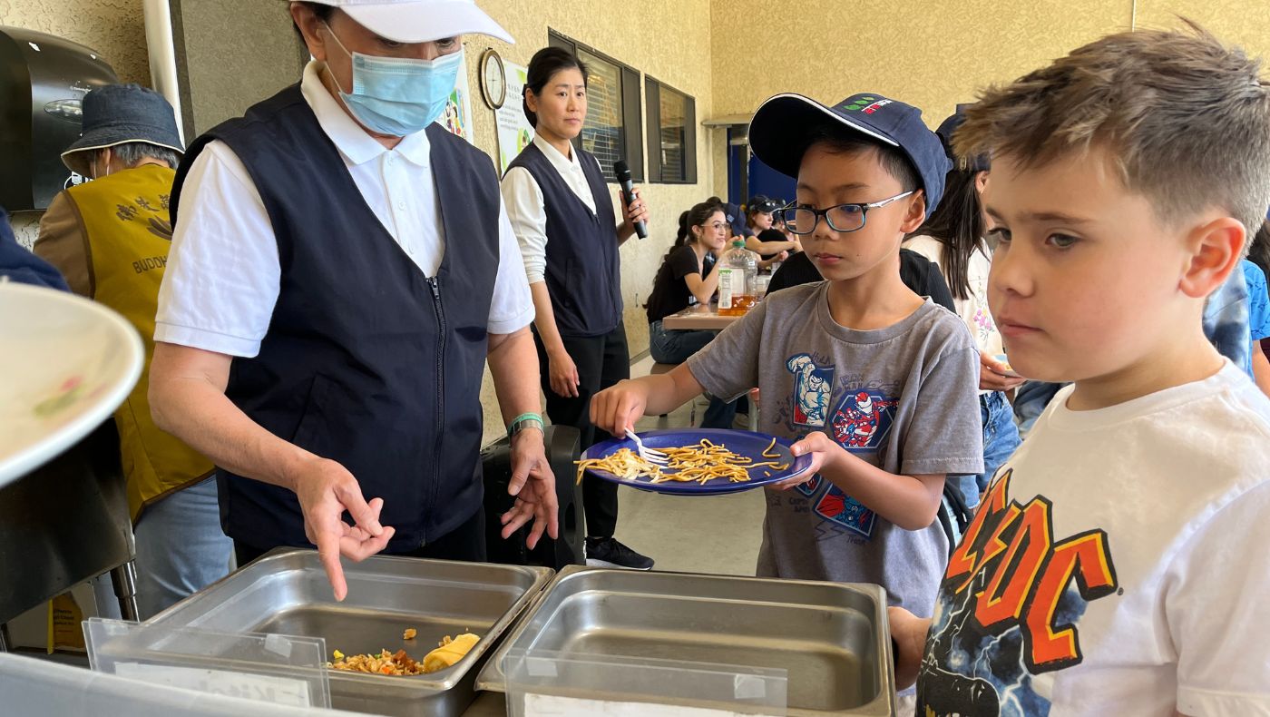 午餐時間，學生們享用素齋，也在餐後學習廚餘回收。攝影／匡世音