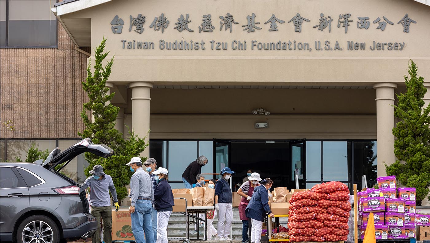 Tzu Chi volunteers are busy preparing for the arrival of food pantry care recipients in front of the Mid-Atlantic Region Office's main entrance. Photo/Wankang Wang