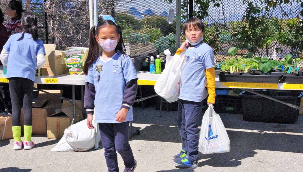 Little volunteers helping out in the Walnut Life Science Farm Green City Environmental Event
