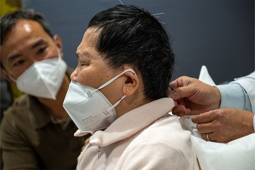 A patient received acupuncture treatment from a Chinese medicine doctor