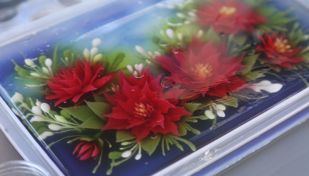 Las flores de gelatina traídas por Xingjua Li no sólo son bonitas, sino que también saben deliciosas. Foto/Wesley Tsai