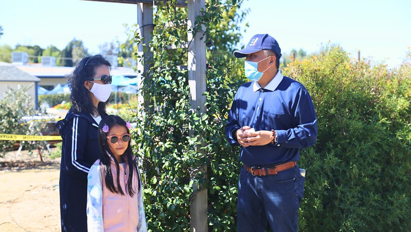 Tzu Chi volunteers introduce the life science farm to the people who come to the event. Photo/ Wesley Tsai