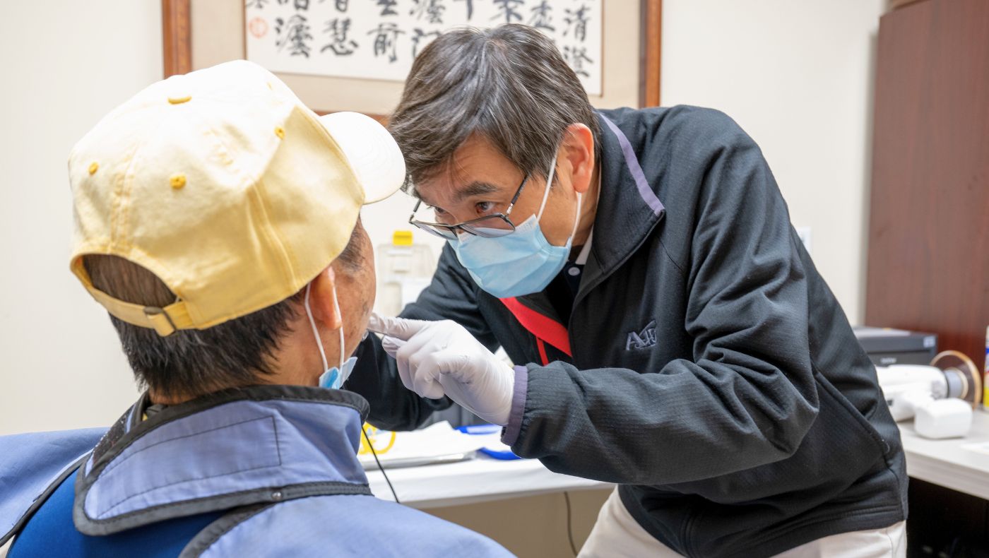 The dentists examine the patient's oral health in great detail. Photo/Andy Chiang
