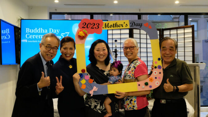 Tzu Chi volunteers and visitors group photo with the Mother's day photo frame