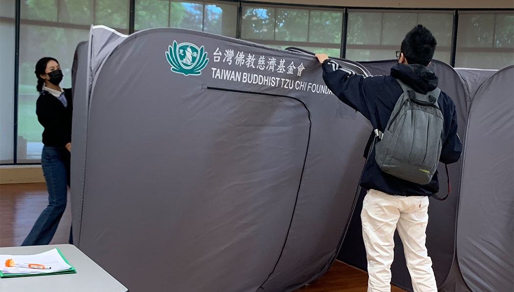 Tzu Chi volunteer setting up the eco tent