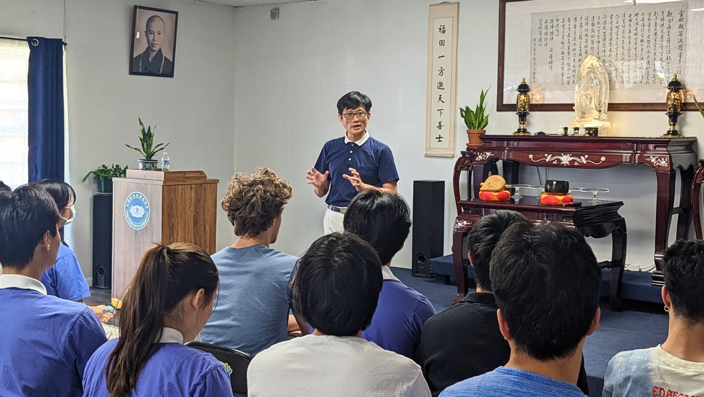 Tsangbin Wen, head of Tzu Chi’s Austin Service Center, urges every graduate to be a sliver of light for Tzu Chi and continue to illuminate the darkness. Photo/Fangwen Huang