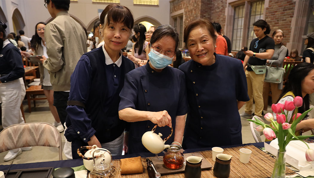Además de promover el vegetarianismo, los voluntarios realizan una ceremonia del té chino. Foto/Xinyi Zhou