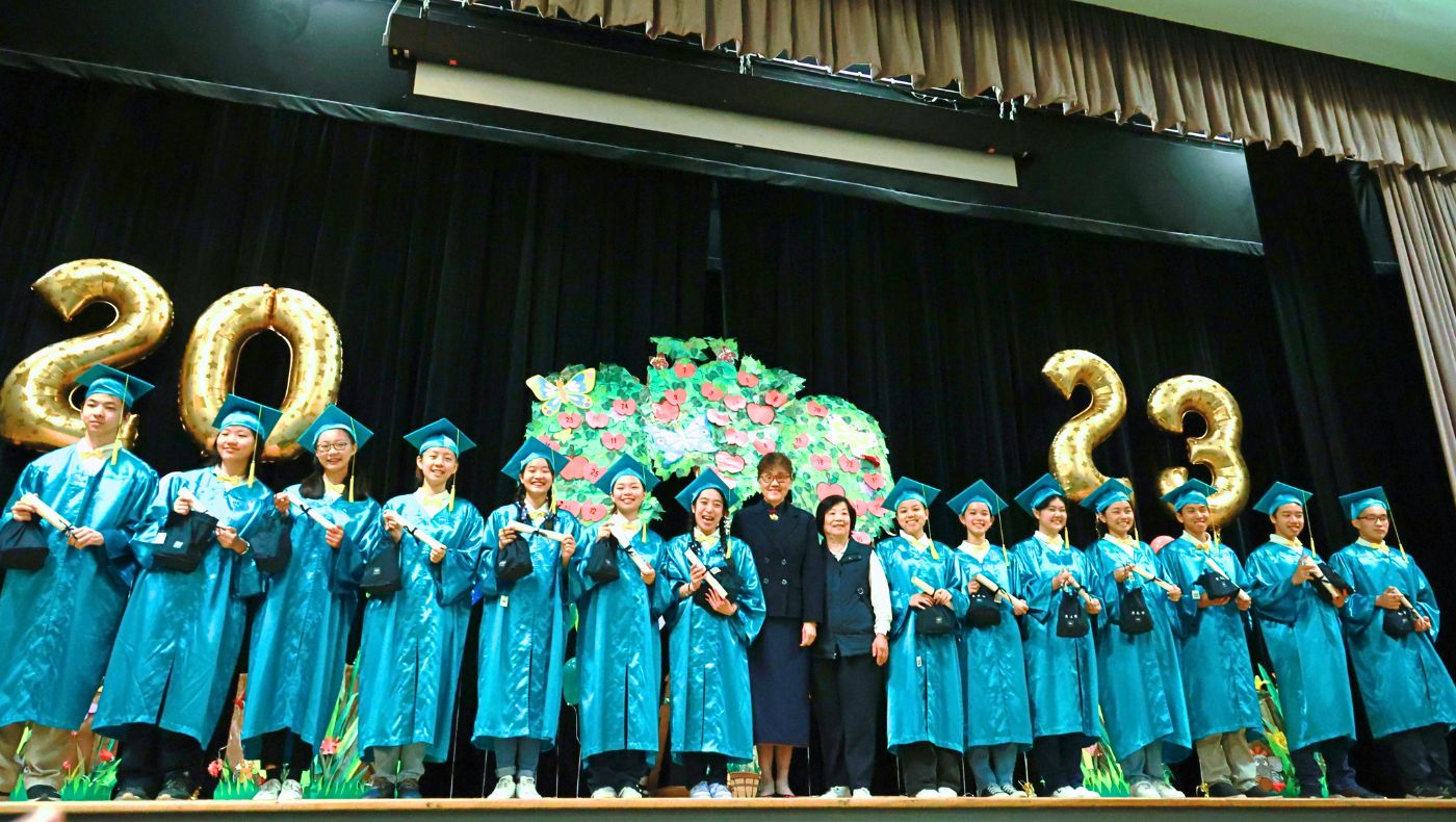 16個孩子歡歡喜喜地完成畢業儀式。攝影／駱淑麗