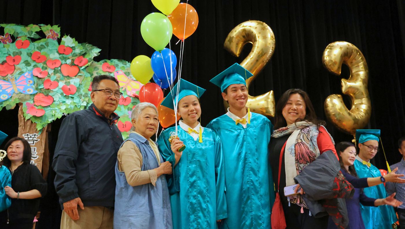 三代人一起慶祝孩子在中文學校畢業。攝影／駱淑麗