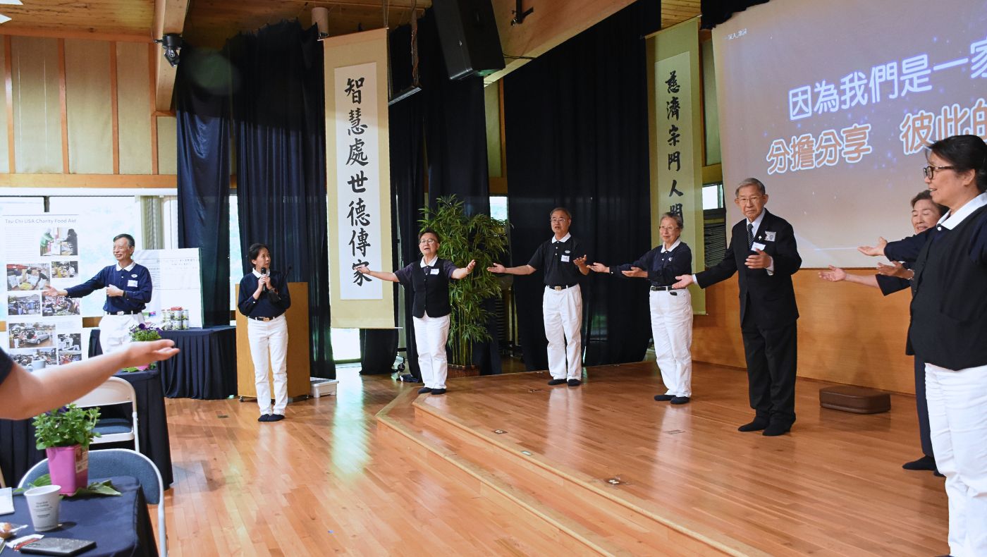 La reunión se mantuvo bajo un ambiente relajado y cálido, con voluntarios de Tzu Chi interpretando canciones para los invitados. Foto/Wendy Tsai