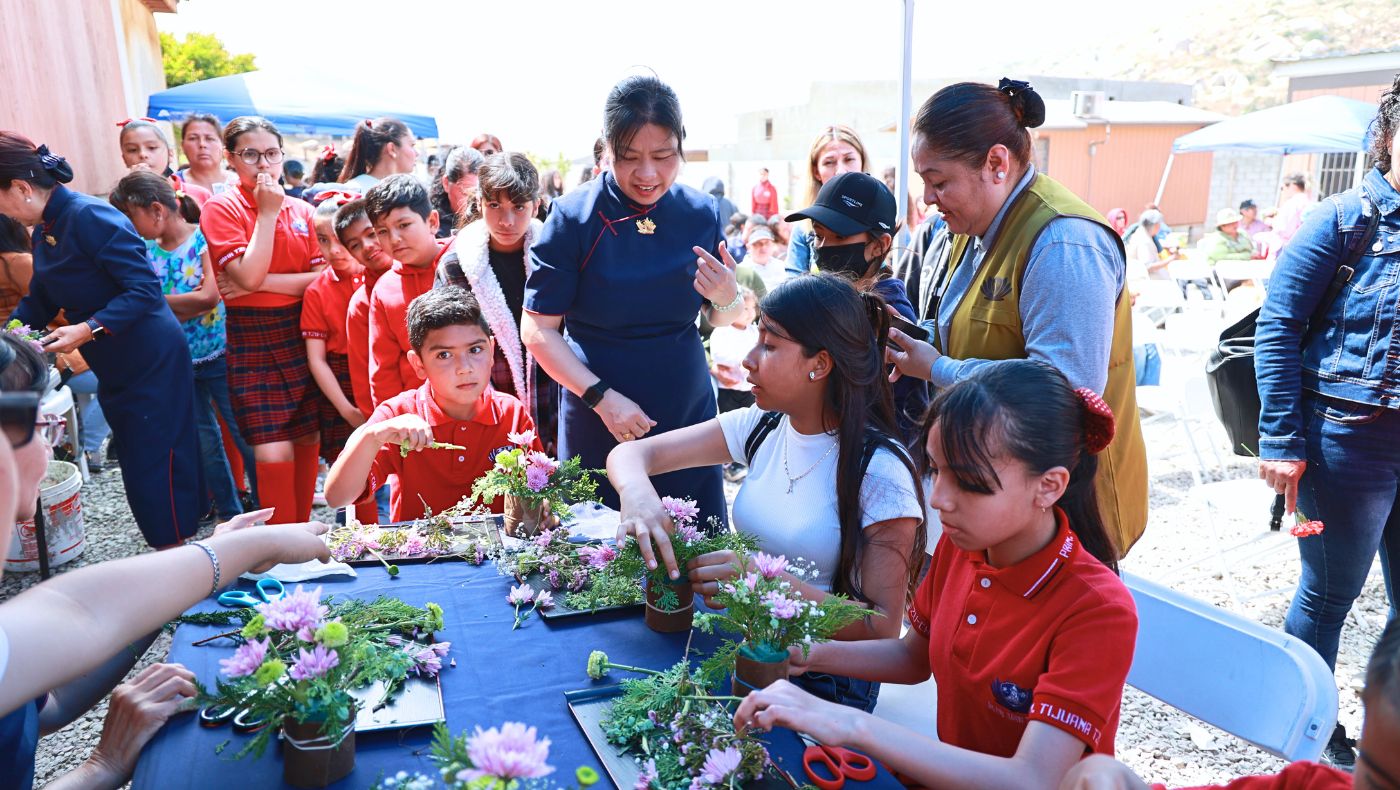 El puesto de flores se encuentra rodeado de gente con niños haciendo cola para crear hermosos ramos de claveles para sus queridas madres. Foto/Shuli Lo