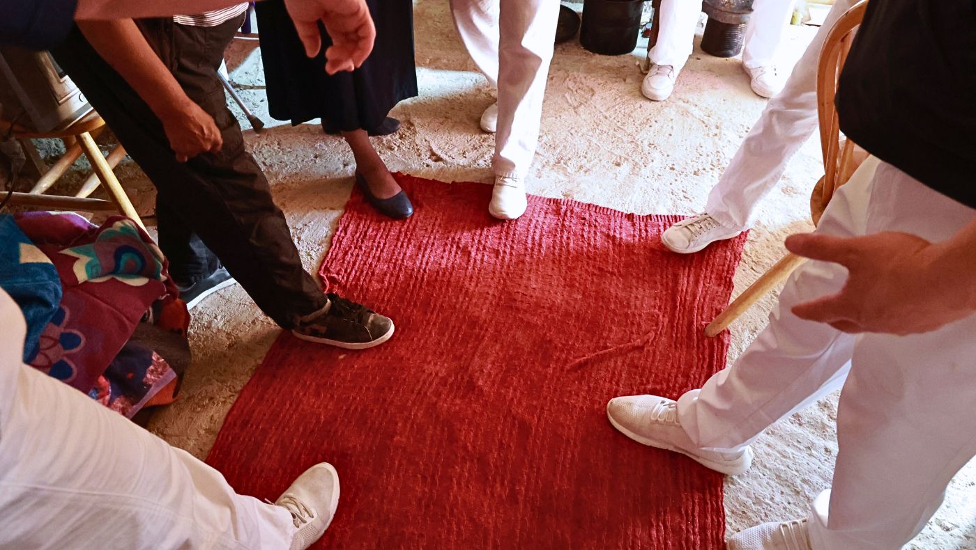 派翠夏·奧喬亞邀請志工們一隻腳踩在紅布上，表達她的歡迎及誠心！攝影／駱淑麗