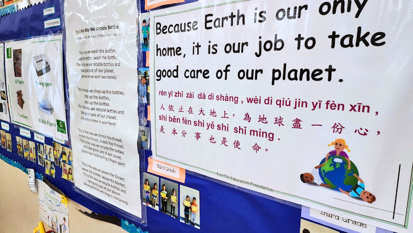 En el aula, la maestra guía a los estudiantes a recitar los Aforismos Jing Si y los orienta a reflexionar sobre la importancia de cuidar la Tierra. Foto/Phil Huang