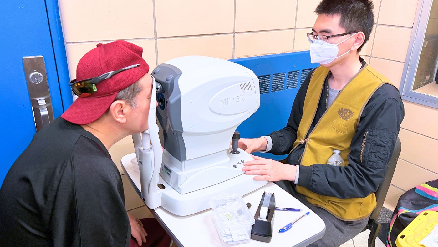 Voluntarios de Tzu Chi brindan a los residentes chequeo de la vista y la oportunidad de colocarse anteojos el mismo día. Foto/Dun Lin