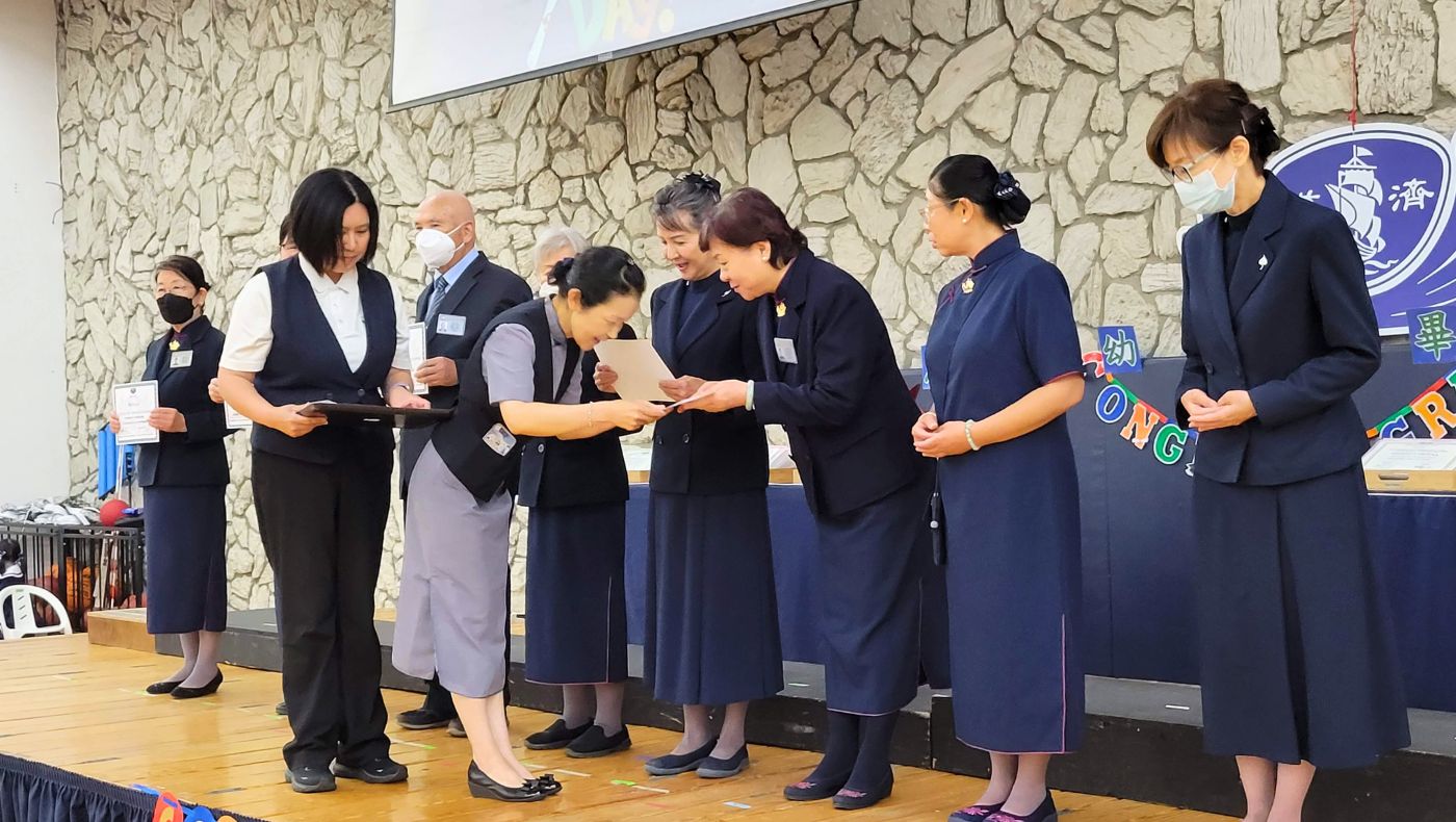 La directora ejecutiva de la Fundación de Educación Budista Tzu Chi, Debbie Lee, entrega certificados de agradecimiento a los voluntarios, expresando su gratitud por su continuo apoyo a lo largo del camino. Foto/Ihsuan Tsai