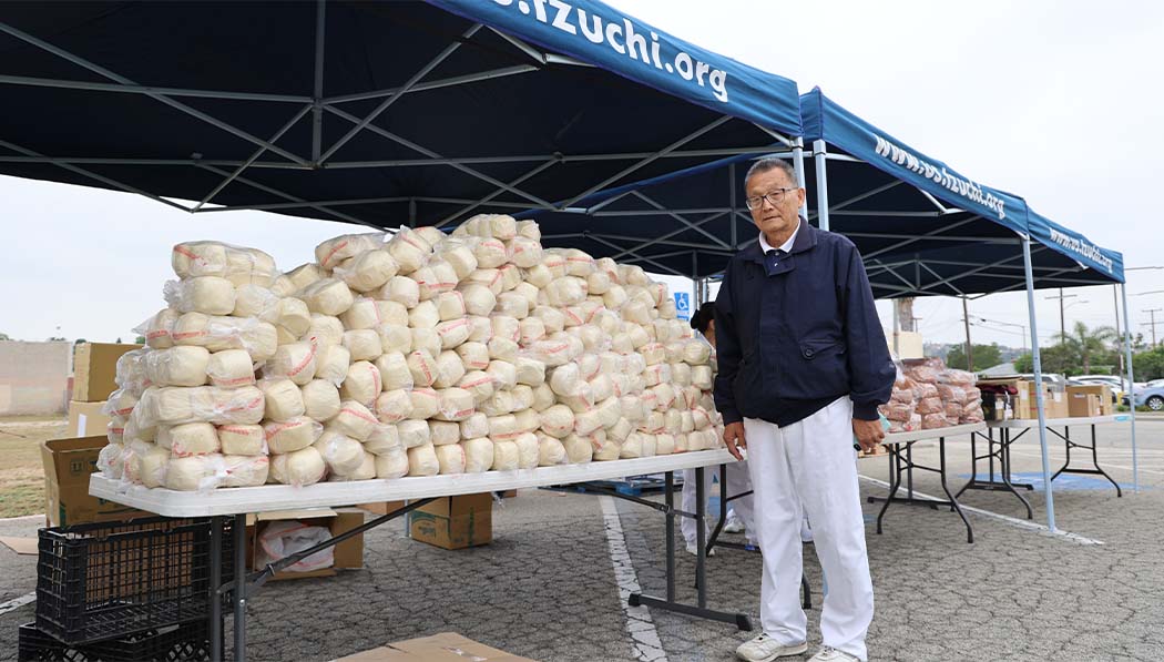 Tzu Chi volunteer and 2000 steam buns