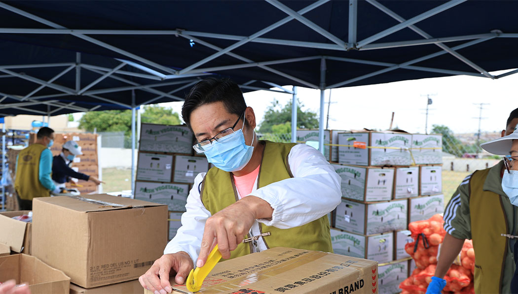 Tzu Chi volunteer organizing the distribution items