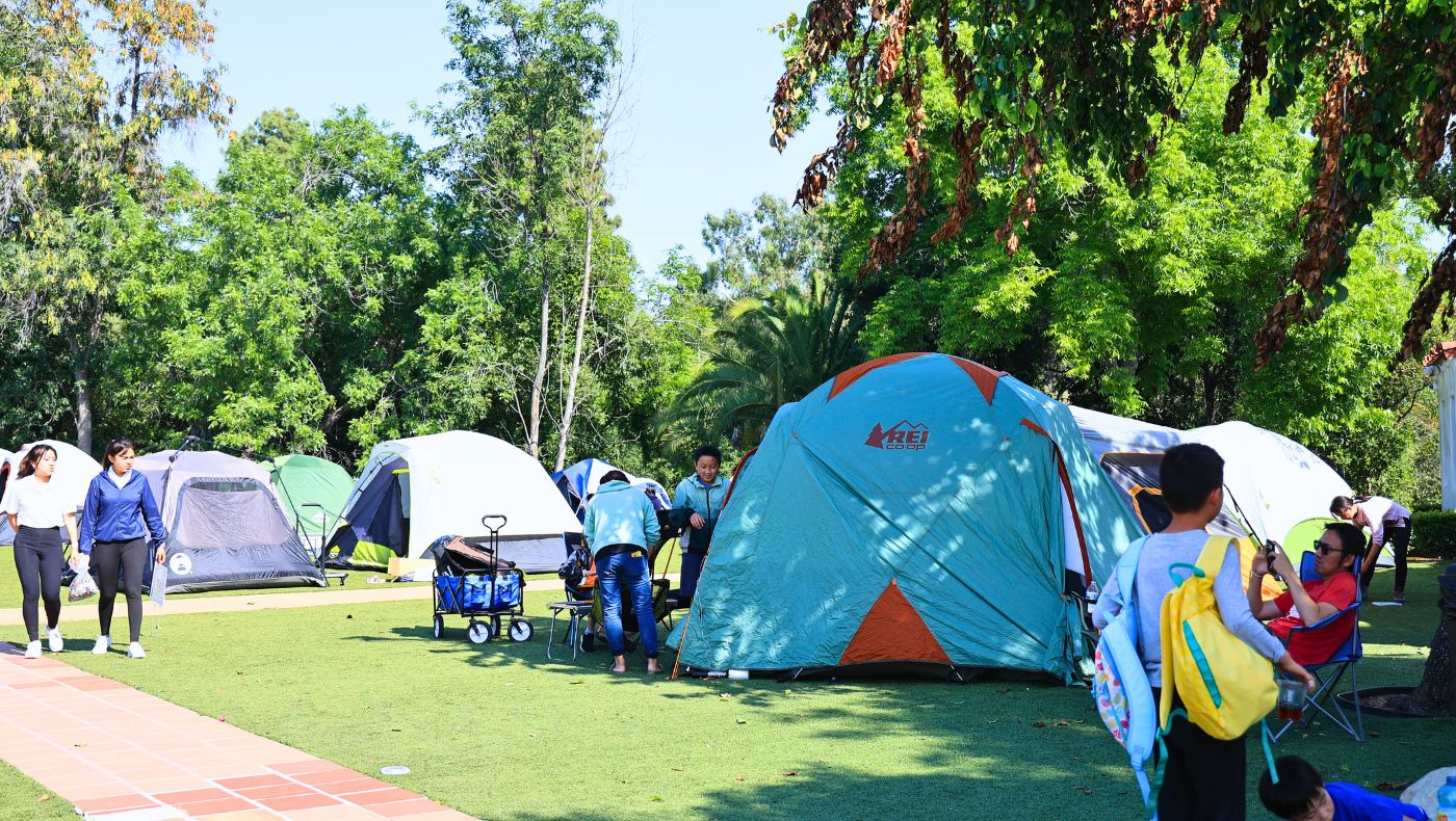 綠蔭之下，一個個露營的帳篷幾乎在差不多的時間裡搭建起來。攝影／駱淑麗