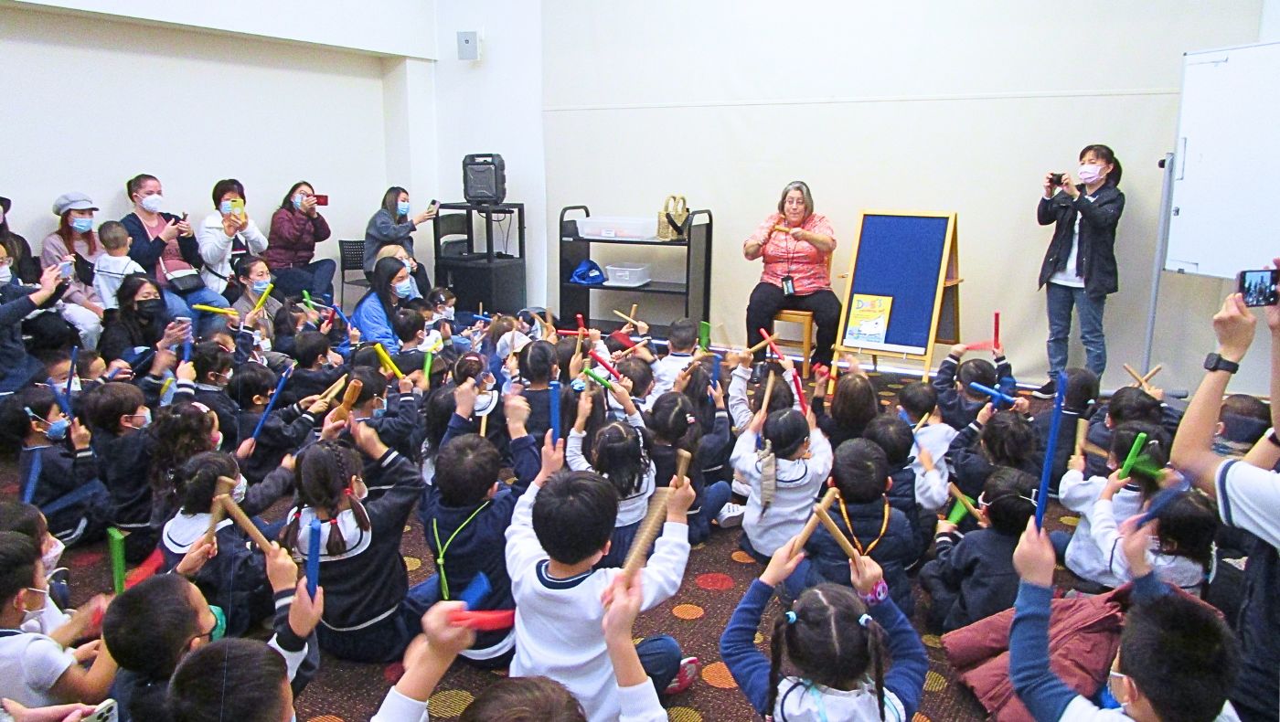 La bibliotecaria comenzó con una canción para ayudar a los niños a concentrarse y preparar el ambiente para la historia. Foto/ Ihsuan Tsai