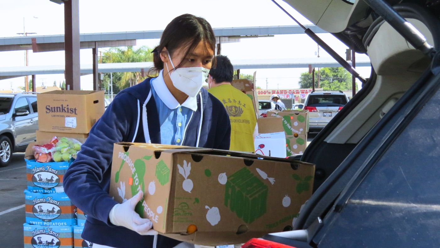 Junior volunteers from the Tzu Chi Youth Association are important helpers in the Cerritos team