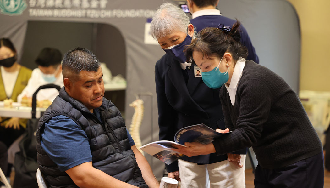 San Jose community volunteers introduce Tzu Chi and the free clinic to the public.