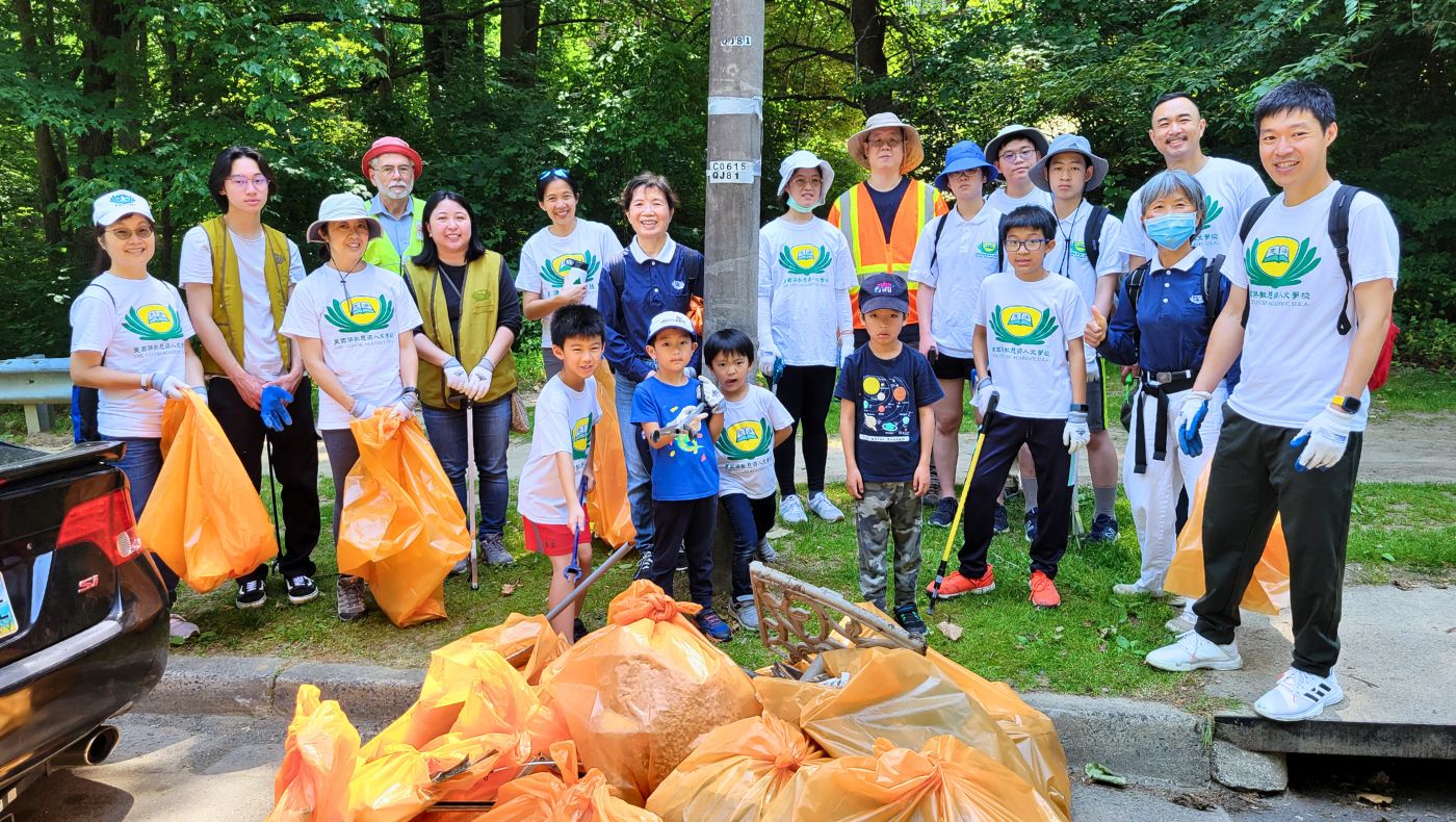 Todos trabajan juntos para limpiar una gran cantidad de basura en el camino, lo que convirtió este evento en una experiencia gratificante. Foto/Wendy Tsai