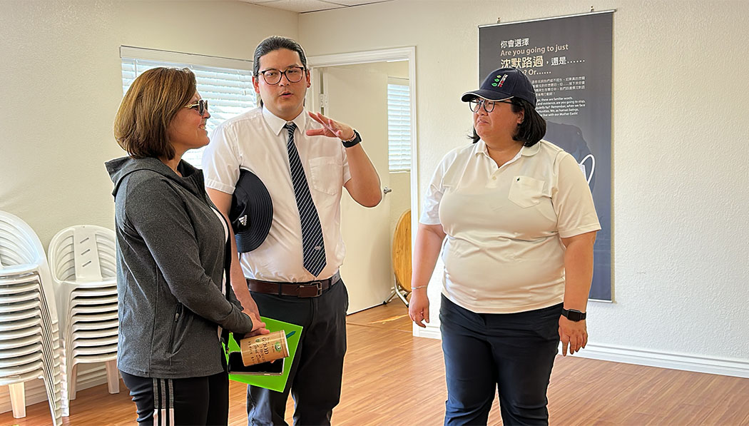Councilor Echeverria speaks with Hazel Kuang (right), Director of Character Education of the Buddhist Tzu Chi Education Foundation, and Benjamin Tsao (second from right), a Tzu Chi Academy Elementary School teacher. Photo/Yi Rou Chen