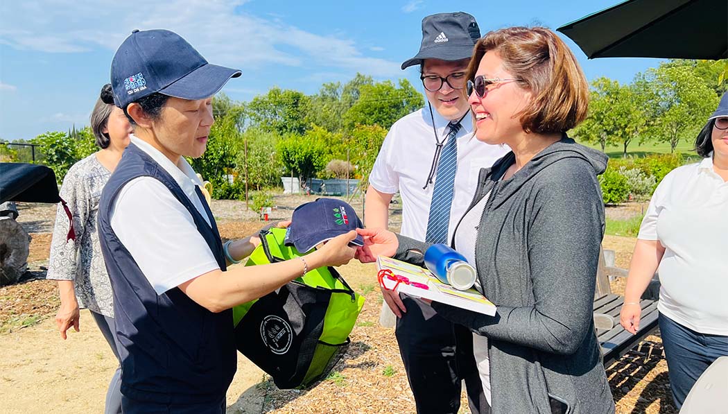 Debbie Lee, CEO of the Buddhist Tzu Chi Education Foundation (left), presents a gift to Tijuana City Councilor Miriam Echeverria (right) and explains the purpose and meaning of each item. Photo/Grace Li