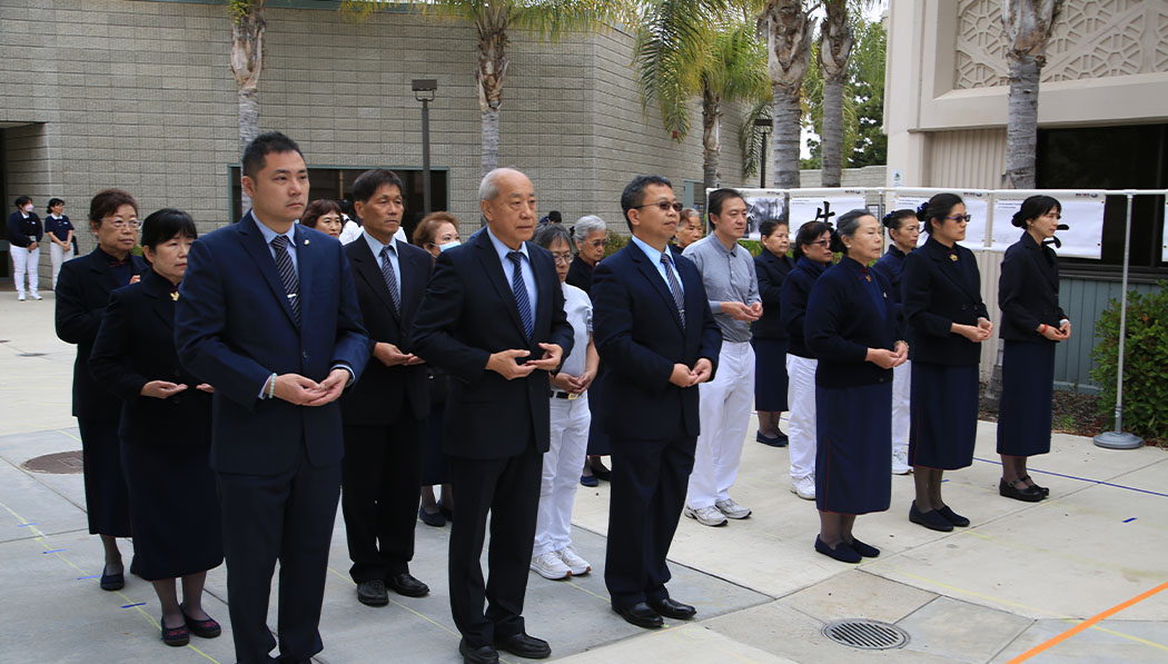 Voluntarios y aprendices de Tzu Chi dirigen la ceremonia de ofrenda.