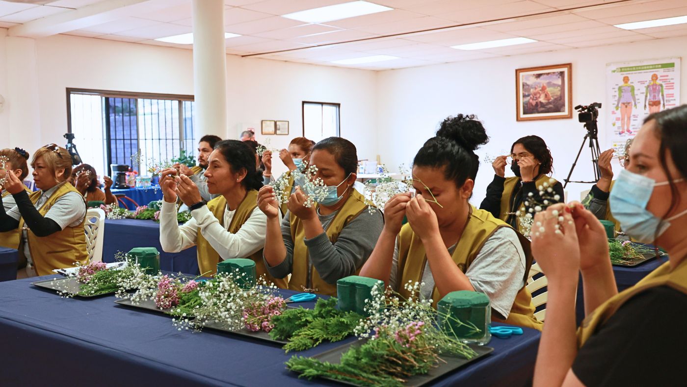 Voluntarios locales en la preparación de las ofrendas florales para la Ceremonia del Baño de Buda. Foto/Shuli Lo