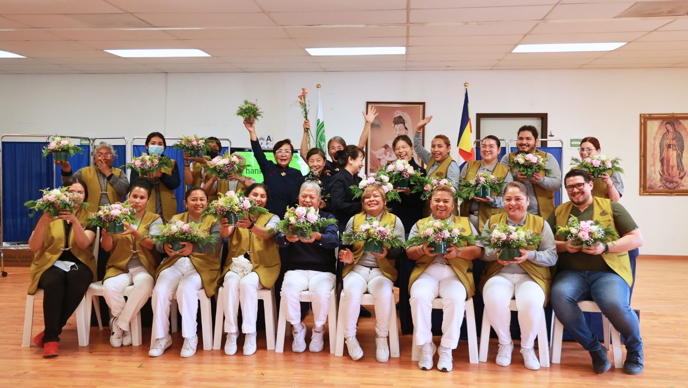 Voluntarios locales celebran sus logros con una foto de grupo junto a los voluntarios de Tzu Chi de Estados Unidos. Foto/Shuli Lo