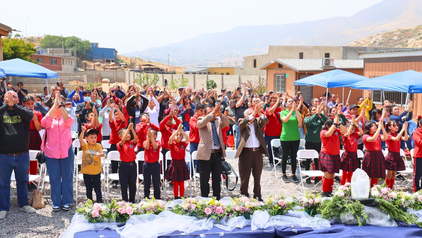 Cada persona sostiene un clavel en sus manos, y todos los rostros están llenos de alegría. Foto/Shuli Lo.