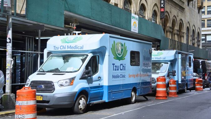 Tzu Chi Vision Mobile Clinic Serves Asylum Seekers in Need in New York