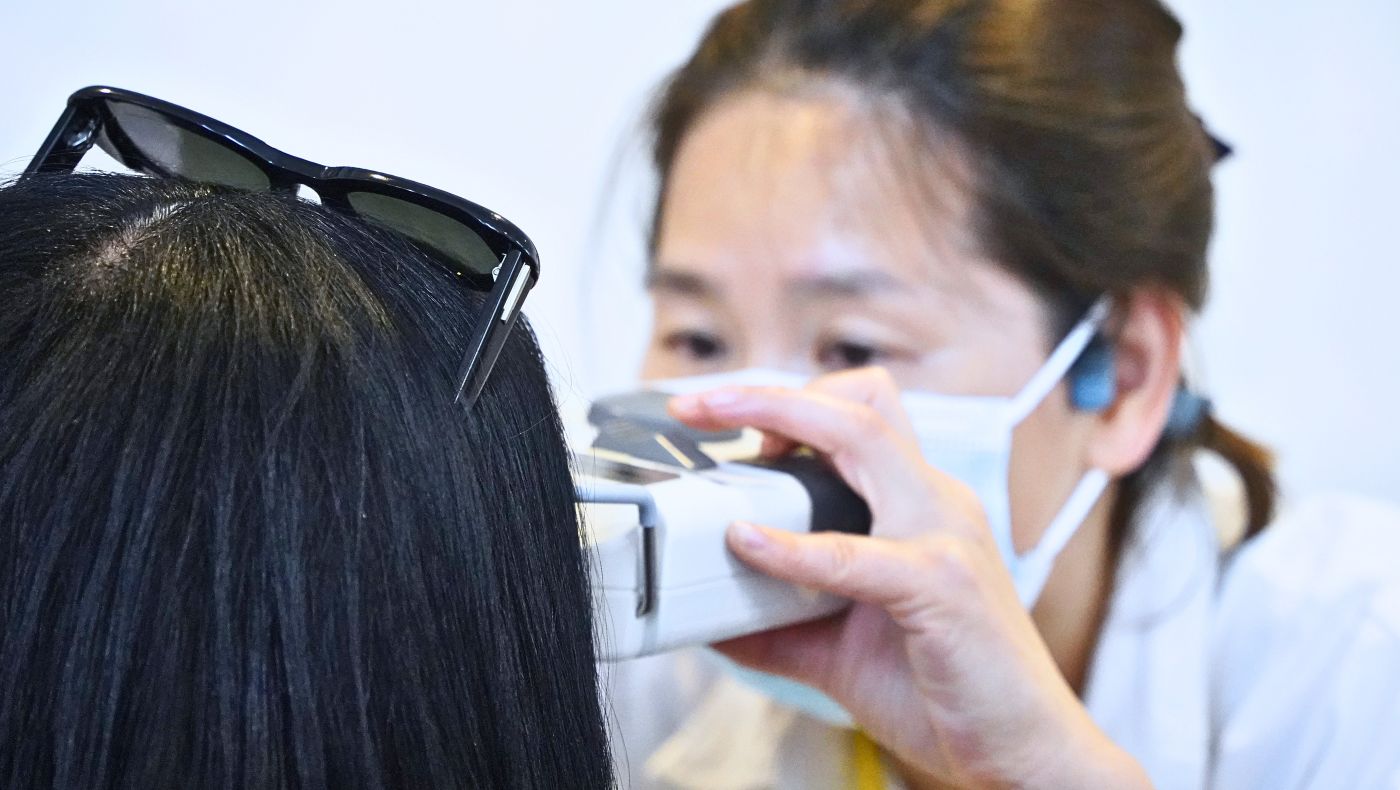 Médicos de TIMA Nueva York realizan pruebas de visión. Foto/ Pinhau Chiou