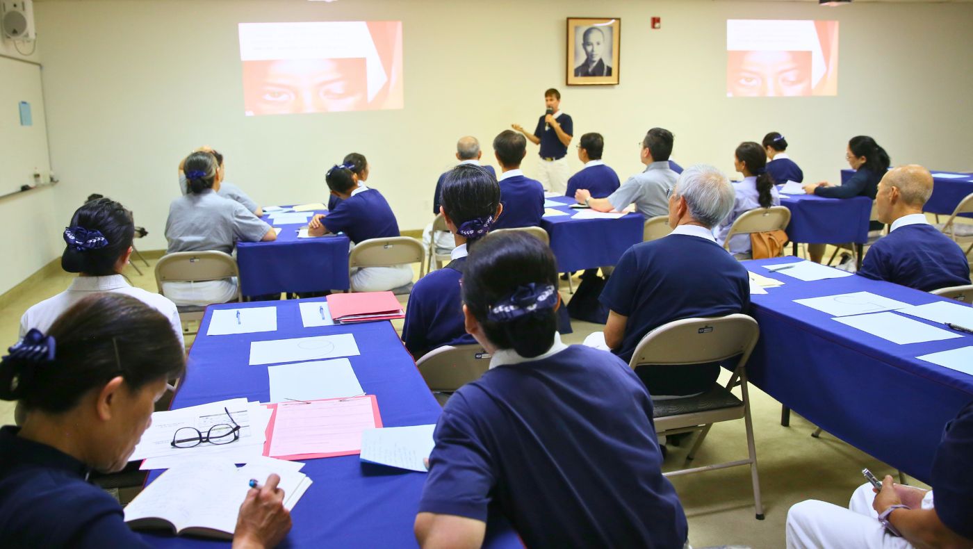 Voluntarios escuchan con atención durante la clase y toman notas en puntos clave para fortalecer su memoria. Foto/Jay Lee